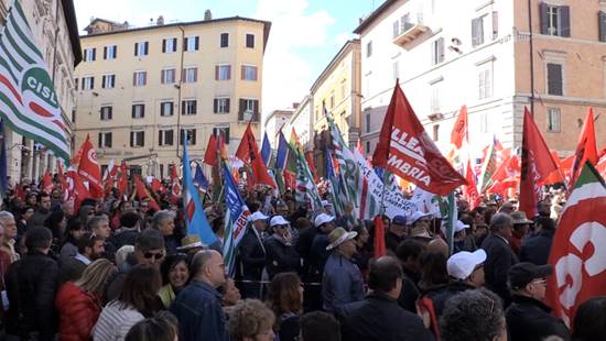  Per il dibattito Con i Robot dell’industria 4.0 licenziati 125 operai alla Colussi. 364 esuberi alla Perugina  Caro Operai Contro, i nuovi Robot alla Biscotti Colussi, proprio perché usati capitalisticamente portano a 125 licenziamenti. Altri 364 esuberi alla Perugina. L’uso capitalistico del macchinario espelle operai dalla produzione e con l’aumento della produttività, aumenta lo sfruttamento degli operai che rimangono. Questo è tanto più vero quanto più è aggiornato e automatizzato il macchinario, sempre più digitalizzato e interconnesso. Alla Biscotti Colussi il padrone ha aperto la procedura di licenziamento collettivo. Ieri il governo Gentiloni ha stanziato 10 miliardi di euro […]