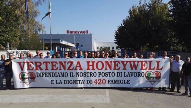 Caro Operai Contro, la Honeywell Garrett ha creato un clone dello stabilimento in Slovacchia, ed ora vuole liberarsi dei 420 lavoratori di Atessa (Chieti) nella Val di Sangro. I lavoratori sono entrati in sciopero ad oltranza, hanno avuto la solidarietà dei lavoratori di altri stabilimenti, che nei giorni scorsi hanno manifestato insieme davanti ai cancelli della Honeywell. E’ stata attivata una cassa di resistenza per sostenere i lavoratori in sciopero. Per esperienza posso dire che lo sciopero a oltranza potrebbe essere un arma a doppio taglio. In certe situazioni andrebbe alternato ad altre forme di lotta, altrettanto incisive e […]