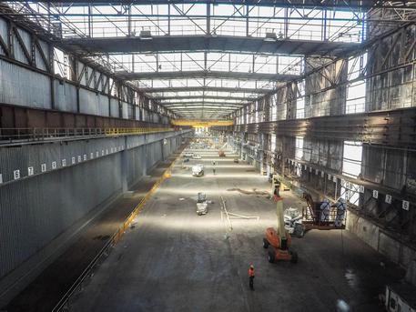 Redazione di Operai Contro, I consigli di fabbrica  hanno proclamato 24 ore di sciopero per lunedì 9 ottobre per i lavoratori del siderurgico, dell’appalto e dell’indotto in tutte le fabbriche ILVA Allo sciopero aderiscono anche FIM-FIOM-UILM-USB. Dopo tanti tavoli avevano il culo che bruciava. Sono 9.930 i dipendenti del Gruppo Ilva che la cordata Am InvestCo intende impiegare per il rilancio del gruppo siderurgico. Questo significa che per ora gli esuberi saranno 4.000 circa. E chi resta avrà meno certezze del passato perché dovrà rinunciare alle tutele dell’articolo 18, essendo riassunto con il Jobs Act,  vedrà svanire il contratto […]