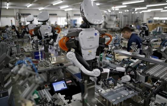 Per il dibattito Caro Operai Contro, i licenziamenti sicuri alla Tesla sono 400 ma potrebbero arrivare anche a 700. 60 miliardi di dollari investiti nel capitale costante, ossia, macchinari, robot, tecnologia digitale integrata con la filiera produttiva ecc. Ma “secondo rumors si starebbe procedendo ad assemblaggi manuali”. Quando tutto funzionerà alla perfezione, allora gli operai verranno licenziati perché sostituiti dal macchinario. Se la produzione è per il profitto, più i macchinari e il ciclo produttivo sono avanzati, più producono licenziamenti. Condivido tutte le considerazioni dell’articolo che hai qui pubblicato qualche giorno fa, dal titolo: “Industria 4.0”. Saluti O.V. dal […]