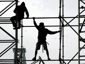Caro Operai Contro, come ricordavi in un recente articolo, il lavoro in nero viene spesso descritto come “un’anomalia” presente solo nell’agricoltura, invece è esteso ovunque in ogni settore. 135 lavoratori irregolari, sono emersi dalle indagini della Finanza nel bresciano. I dati dell’Istat dicono che in Italia i lavoratori costretti al lavoro nero, irregolare e quelli occupati in attività illegali sono complessivamente 3,7 milioni di persone. Abolendo la giusta causa nei licenziamenti, Renzi con il Jobs act, ha contribuito a incrementare il lavoro irregolare. Certi servizi televisivi mostrano il caporalato, il lavoro nero e irregolare come se fossero una piaga […]