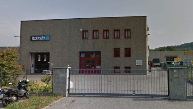 Caro Operai Contro, per bocca della sindacalista il vicepresidente dell’Italtrasfo (Gruppo ABB) ringrazia i dipendenti, che dopo l’annuncio dei licenziamenti con chiusura della fabbrica, continuano a lavorare fino all’ultimo giorno per finire le commesse, senza lotta, senza opporsi ai licenziamenti, tanto che, riferisce sempre la sindacalista, padrone e dirigenti: “ non se lo aspettavano”. Per affossare definitivamente ogni eventuale tentativo degli operai, o proposta di opporsi ai licenziamenti, la sindacalista si fa ancora portavoce del padrone, comunicando agli operai che, se continueranno a fare i bravi, il padrone regalerà loro uno zuccherino a testa per “addolcire” il licenziamento e […]