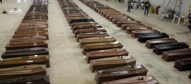 Redazione di Operai Contro,  368 migranti  quattro anni fa annegarono  nel Mediterraneo L’Italia ha ricordato oggi la strage del 3 ottobre 2013 e gli stranieri che hanno perso la vita cercando di raggiungere il nostro Paese. Pietro Grasso.  la seconda carica dello Stato, nel suo intervento, ha proposto per la prima volta di allargare il diritto d’asilo anche ai migranti economici: “L’articolo 10 della nostra Carta fondamentale ci ricorda che ‘lo straniero al quale si è impedito nel suo Paese l’effettivo esercizio delle libertà democratiche garantite dalla Costituzione italiana ha diritto d’asilo nel territorio della Repubblica, secondo le condizioni stabilite […]