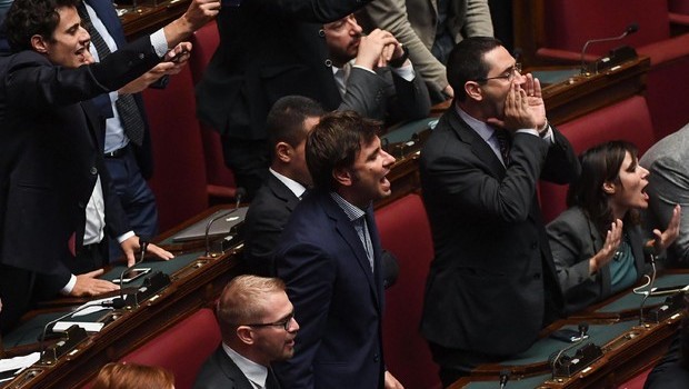 Redazione di Operai Contro, Pd e Forza Italia, Renzi e Berlusconi si sono fatti la legge elettorale. Devono dimostrare che il 40% che a votare vuole i gangster del Pd e di Forza Italia Il Pd per essere sicuri che i deputati della camera approvino la legge hanno posto la fiducia. Solo Mussolini e poi la DC avevano posto la fiducia sulla legge elettorale. La democrazia dei gangster è la democrazia dei padroni italiani Alle prossime elezioni aumenterà il numero degli astenuti Un operaio che non vota  