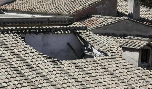 Caro Operai Contro, la “buona scuola” di Renzi ha fatto passi da gigante. Prima erano soli singoli edifici scolastici ad essere pericolanti. Ad altri si staccavano calcinacci, soffitti, cornicioni, tetti, ecc. ecc. con gravi rischi e a volte ferendo studenti e personale scolastico. Grazie a Renzi che a colpi di chiacchiere è intervenuto in nome della “buona scuola”, oggi non sono più singole scuole ad essere pericolanti, ma intere città a dare l’allarme: «Le scuole di Roma cadono a pezzi» scrivono in una lettera di denuncia i presidi della città. Renzi ha faticato di lingua con tanto di bava alla bocca, […]