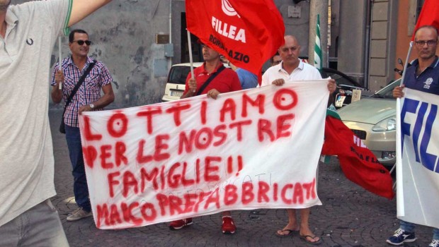 Caro Operai Contro, quando il sindacato sostituisce la lotta con giochini funambolici, associati a tavoli che non sono imposti dalla mobilitazione operaia, allora si può arrivare a paradossi come la vicenda della Maico. I 60 operai della Maico che produce manufatti in cemento, sono stati licenziati e dovrebbero tornare dopo tre anni, alle dipendenze della Edilgori, l’azienda che li ha licenziati tre anni fa. E’ lo stesso sindacalista a dire che: “è molto difficile che ora [Edilgori] abbia le risorse per riaprire la produzione”. Il sindacalista rammaricato dice: “loro sono stati licenziati e si sono buttati al vento tre […]