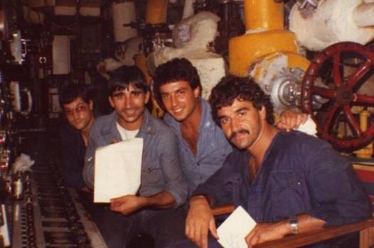 Caro Operai Contro molti fra i marinai arruolatisi nella Marina militare italiana, pensando di combattere chissà quale nemico “straniero”, si sono ritrovati con “il nemico in casa”. I padroni italiani per i quali si sono arruolati, oltre che schierarli in combattimento contro proletari in divisa di altri paesi, hanno minato la loro salute fino alla morte, facendoli navigare e avvelenare su navi con parti in amianto. Ancora nel 2012, otto navi militari su dieci avevano l’amianto a bordo. Eppure dal 1967, quindi da 50 anni la letale tossicità dell’amianto era nota alla Marina militare italiana. La Pinotti al ministero […]