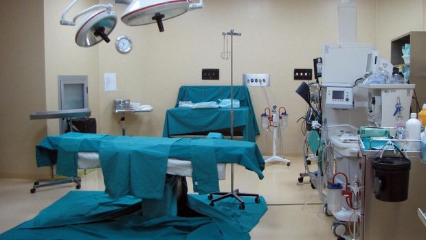 Caro Operai Contro, con tagli alla spesa sanitaria il governo Gentiloni come i suoi predecessori, prosegue la chiusura di ospedali, e il ridimensionamento di altri attraverso la soppressione di reparti, dirottando in ospedali più lontani chi si deve ricoverare o fare visite ed analisi. Ieri è successo che per la chiusura del reparto Ostreticia una donna è stata respinta, costringendola a partorire davanti al Pronto Soccorso. Anche dopo aver partorito una bambina, entrambe non sono state ricoverate in ospedale, ma “invitate” ad andare in un altro ospedale. I responsabili di questo increscioso episodio sono i tagli alla sanità del […]