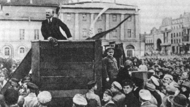 Redazione di Operai Contro, la rivoluzione di Ottobre in Russia nel 1917 è molto importante per gli operai. Vi propongo di pubblicare molti scritti sulla rivoluzione di Lenin. Ho visto che avete pubblicato le cinque conferenze di Marx agli operai. Formare gli operai è fondamentale per il partito Operaio e per la rivoluzione. Vi invio uno scritto della Città futura per il dibattito. Un operaio che vi segue da tempo  Ricordare i cento anni dalla rivoluzione leninista richiede un approfondimento su varie tematiche. Analisti economici e politici sottolineano la validità attuale delle teorie marxiste e della prassi leninista. Un […]