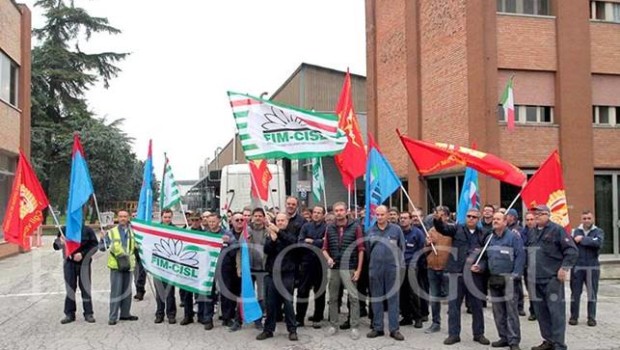 Caro Operai Contro, 23 licenziamenti, ma il sindacato sospetta che siamo solo i primi. Nonostante ciò, la risposta di un’ora di sciopero al giorno sempre allo stesso orario e proclamata con un anticipo di una settimana, risulta per il padrone scontata e poco incisiva. Sarebbero sicuramente più incisivi scioperi e iniziative variate e in orari differenziate, non comunicate con largo anticipo al padrone. Inoltre perché non chiamare alla lotta altre fabbriche? Ogni giorno vi sono decine, se non centinaia di licenziamenti, ma il sindacato continua a mettere il paraocchi, e lascia che gli operai in ogni fabbrica lottino da […]