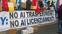 Redazione di Operai Contro, oggi noi lavoratori di Sky scioperiamo contro la dedisione di Sky di 63 licenziamenti  a Roma, 86 trasferimenti a Milano (licenziamenti mascherati) e 33 autolicenziamenti I sindacalisti di Slc Cgil, Uilcom Uil e Ugl Telecomunicazioni sono sempre più incazzati. Avevano avuto il tavolo, ora minacciano azioni legali. I padroni di Sky ridono I sindacati hanno appoggiato gli oltre 1500 licenziamenti dei lavoratori dell’Alenia. Non indicono mai una lotta di tutta la categoria. I sindacati insistono nel portarci alla lotta divisi. I padroni hanno cvosì il compito di romperci la testa facilitato un lavoratore