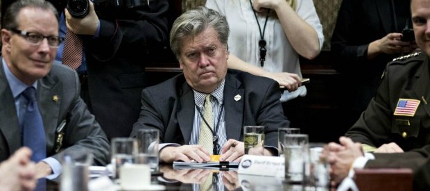 Redazione di Operai Contro, mentre gli USA minacciano la Corea del Nord, la loro vera preoccupazione è la Cina dal fattoquotidiano In un articolo apparso questa settimana su Bloomberg Businessweek si legge che Steve Bannon ed Henry Kissinger, il segretario di Stato di Richard Nixon, hanno avuto diverse riunioni e stanno preparando un progetto per allertare la Casa Bianca e l’America su ciò che Bannon considera la principale minaccia economica per la nazione: la Cina. Così Bannon riassume la sua visione apocalittica a Bloomberg: se non ridefiniamo i rapporti con la Cina, saremo distrutti economicamente. Il maggior problema economico […]