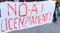 Caro Operai Contro, solitamente se non sono grandi numeri, i licenziamenti non fanno notizia. Eppure ogni giorno ci sono aziende che licenziano anche pochi operai. Passano inosservati alla grande informazioni, ma nell’insieme sono tanti a restare senza un salario. La Rothe Erde Metallurgica Rossi (gruppo Thyssenkrupp) di Visano, (Bs) dopo aver licenziato 3 operai il mese scorso, minaccia di licenziarne ancora 25 su un totale di 120 addetti. Uno stillicidio continuo. L’altro giorno il sindacato ha risposto con 2 ore di sciopero, decisamente in ritardo rispetto i 3 licenziamenti del mese scorso. Forse sono solo l’inizio per contrastare i […]