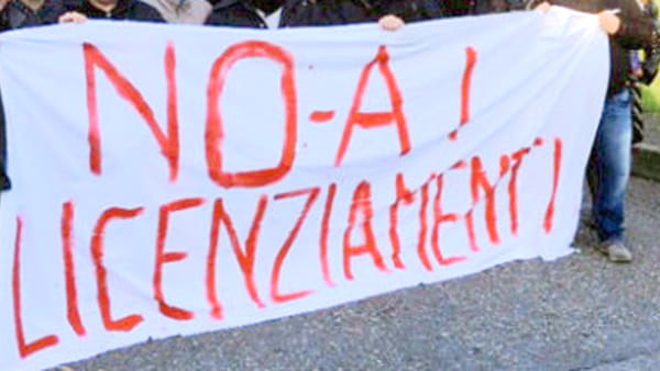 Caro Operai Contro, solitamente se non sono grandi numeri, i licenziamenti non fanno notizia. Eppure ogni giorno ci sono aziende che licenziano anche pochi operai. Passano inosservati alla grande informazioni, ma nell’insieme sono tanti a restare senza un salario. La Rothe Erde Metallurgica Rossi (gruppo Thyssenkrupp) di Visano, (Bs) dopo aver licenziato 3 operai il mese scorso, minaccia di licenziarne ancora 25 su un totale di 120 addetti. Uno stillicidio continuo. L’altro giorno il sindacato ha risposto con 2 ore di sciopero, decisamente in ritardo rispetto i 3 licenziamenti del mese scorso. Forse sono solo l’inizio per contrastare i […]