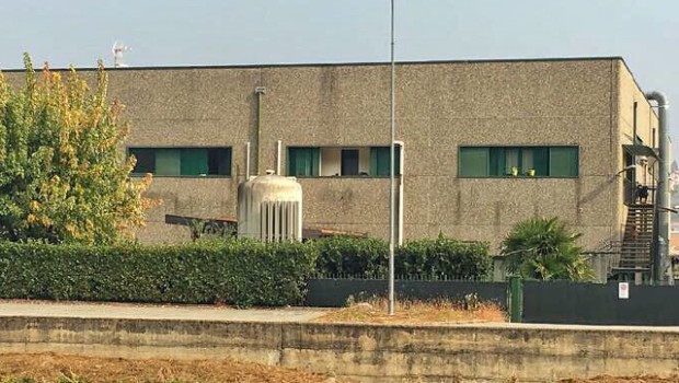 Caro Operai Contro, ogni giorno ci sono fabbriche che chiudono e licenziano gli operai. Il sindacato invece di organizzare scioperi e lotte, continua a chiedere incontri alle istituzioni. Ma gli incontri senza la pressione delle mobilitazioni, diventano passerelle che sanciscono i licenziamenti. Con questo sindacalismo non combineremo mai niente di buono. Condivido che ci vuole il sindacalismo operaio e che gli operai hanno bisogno di un proprio partito. Perciò sono d’accordo con Operai Contro, e ne ho parlato anche ai miei amici, alcuni sono stati licenziati come me. Saluti da un operaio disoccupato     Articolo da: La Prealpina […]