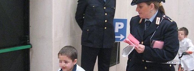 Caro Operai Contro, la “buona scuola” ha colpito ancora. Stavolta è toccato a Napoli, non c’è stato nessun crollo ma i vigili hanno dovuto chiudere 3 scuole. Quando Gentiloni subentrò a Renzi alla guida del governo, s’impegnò solennemente a mantenere il livello della “buona scuola”, come aveva fatto Renzi. Bisogna riconoscere che è stato di parola. Saluti da Portici   Allego articolo da Il Mattino di Napoli Martedì 28 Novembre 2017 I vigili chiudono 3 scuole al Vomero: i bambini riaffidati ai genitori Proseguono i controlli a tutela dei minori da parte degli agenti dell’Unità Operativa Tutela Emergenze Sociali […]