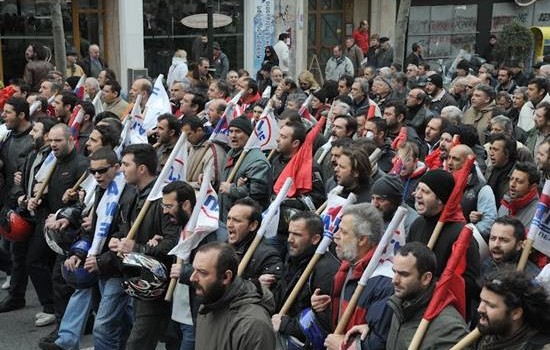 Caro Operai Contro, 30 operai senza salario da 3 mesi. Crisi dell’azienda in liquidazione definita  irreversibile. Oggi sono oltre 60 mila gli operai in tante fabbriche in liquidazione. 6 milioni fra operai e lavoratori convivono con la precarietà dei contratti a tempo determinato. Non stanno meglio quelli assunti col Jobs act a “tempo indeterminato”, perché, con l’abolizione della giusta causa nel licenziamento, è stato abolito il significato stesso di “assunzione a tempo indeterminato”. Le tante crisi aziendali hanno indebolito drasticamente i sopravvissuti della “vecchia guardia”, che tentava con la lotta di resistere agli attacchi del padrone. Ora i giovani […]