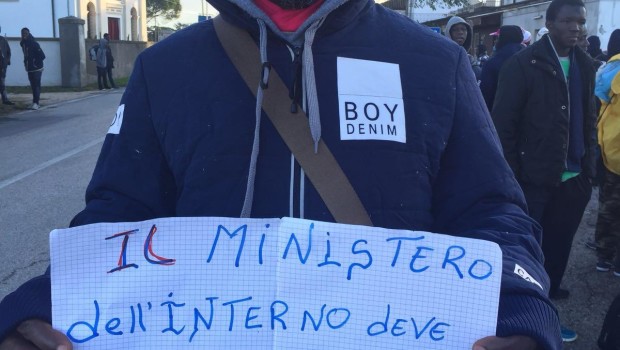 Ricevo da Comitato di sostegno ai lavoratori Fincantieri – Comitato permanente contro le guerre e il razzismo di Marghera (Venezia) il comunicato che volentieri diffondo, riguardante la marcia di protesta dei profughi, rinchiusi nel Centro di accoglienza e assistenza di cittadini stranieri richiedenti la protezione internazionale di Cona (Venezia). La marcia contro le pessime condizioni di «accoglienza» si è svolta a fine novembre e ha avuto una certa eco. In questo Centro, nel gennaio 2017, morì di freddo una giovane ivoriana, Sandrine Bakayoko. La sua morte provocò una giusta rivolta, cui fecero seguito interventi e promesse da parte delle […]