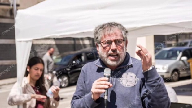 Cassino – Il dramma visto da dentro la fabbrica e raccontato da Delio Fantasia, operaio da trent’anni sulla catena di montaggio Il racconto di Delio Fantasia: “Prima di iniziare a lavorare, in genere, ci si ritrova davanti alla postazione dove vengono distribuiti i guanti per il lavoro. Un rituale che dura sei sette minuti, durante i quali ci si saluta, si scambia qualche battuta, ci si lamenta della fatica del lavoro quotidiano e poi ognuno si dirige verso la propria postazione di lavoro. Ma il 31 ottobre, a inizio turno, era come se il tempo si fosse fermato, come […]