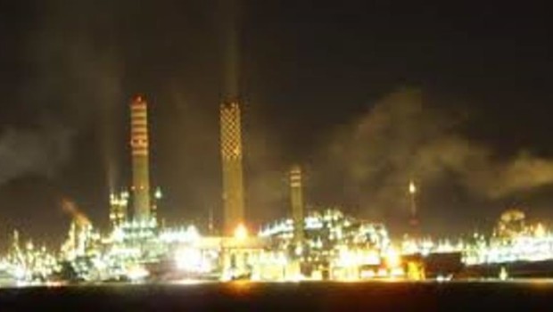 Redazione di operai contro, Dopo anni di denunce, la magistratura porta l’ENI in tribunale. Inquinamento ambientale e gestione illegale di rifiuti, sono le accuse per cui la procura vuole portare a processo la “Raffineria di Gela spa” e cinque suoi dirigenti, tra amministratori delegati e responsabili del settore “Soi“. I reati sono stati tutti commessio nell’area dello stabilimento gelese. L’azienda dell’Eni invece è ritenuta responsabile di illeciti amministrativi dipendenti da reato.  L’Eni ha annunciato che investirà, fino al 2019, 200 milioni di euro, e che vuole aprire qui un centro mondiale di formazione manageriale sulle tematiche di salute, sicurezza […]