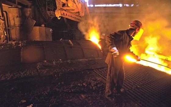 Redazione di Operai Contro, senza il sostegno del partito Operaio, noi dannati dell’ILVA siamo nelle mani dei padroni, del governo e dei sindacati loro complici e servi. Per anni il governo, politici e i sindacati sono stati complici di Riva. Noi operai dell’ILVA di taranto siamo stati costretti a lavorare con la morte sulle spalle. Centinaia di operai sono stati uccisi. I nostri figli e mogli sono morti di tumore. I sindacati negli ultimi anni hanno concesso la cassa integrazione per più di 5000 operai e gli altri costretti a lavorare con ritmi  terribili Decine di volte i tribunali […]