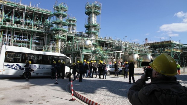 «Mi è stato imposto di tacere”: è una delle frasi scritte da Gianluca Griffa – ingegnere ed ex responsabile del centro oli di Viggiano (Potenza) dell’Eni, morto suicida ad agosto del 2013 in un bosco di Montà d’Alba (Cuneo) – in un memoriale autografo di alcune pagine in cui descrisse problemi tecnici nei processi di trattamento del petrolio estratto in Val d’Agri che sarebbero stati scoperti da un’inchiesta della magistratura approdata, nel 2016, ad arresti e sequestri di impianti. Il memoriale è ora all’attenzione dei pubblici ministeri della Procura della Repubblica di Potenza Francesco Basentini e Laura Triassi, che […]