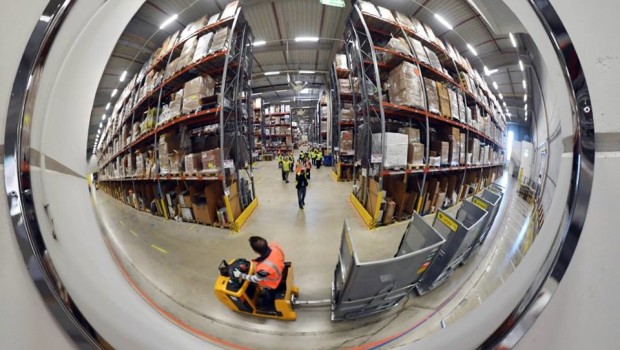 Caro Operai Contro, “La durata media di un dipendente da noi è di 3 anni, dopo rendi meno e, quindi, ti aiutano ad andare via. Chi va a prelevare la merce dagli scaffali deve fare 20 chilometri al giorno in giro per le Tower di 4 piani”. Le condizioni di lavoro descritte da un operaio dell’Amazon che allego qui sotto, mostrano ancora una volta il livello dello sfruttamento operaio. In questi giorni abbiamo assistito alla trattativa tra sindacati e governo sulle pensioni. Una colossale pantomima nella quale si distinguono favorevoli e contrari sulla base di 5 mesi di lavoro […]