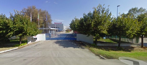 Caro Operai Contro, l le fabbriche continuano a licenziare operai e chiudere, o ridimensionare. A rimanere senza salario sono sempre più capifamiglia, non solo i figli che non trovano lavoro. Se è vero che gli operai si devono impegnare per sostituire il sindacalismo salottiero con il sindacalismo operaio, per resistere nelle fabbriche con la lotta, è altrettanto vero e necessario che l’attacco dei singoli padroni che comunque si configura come un attacco generalizzato, trovi una risposta politica nel fatto che gli operai si riconoscano e si organizzino nel proprio partito, il partito operaio. Saluti da un sostenitore   Allego […]