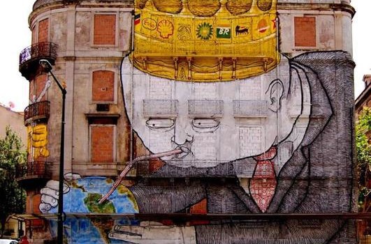 La produzione del plusvalore Supponiamo ora che la produzione della quantità di oggetti correnti necessari alla vita di un operaio richieda sei ore di lavoro medio. Supponiamo inoltre che sei ore di lavoro medio siano incorporate in una quantità d’oro uguale a tre scellini. In questo caso tre scellini sarebbero il prezzo o l’espressione monetaria del valore giornaliero della forza – lavoro di quell’uomo. Se egli lavorasse sei ore al giorno, produrrebbe ogni giorno un valore sufficiente per comperare la quantità media degli oggetti di cui ha bisogno quotidianamente, cioè per conservarsi come operaio. Ma il nostro uomo è […]