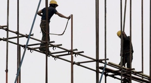 Redazione di Operai Contro, È sciopero nazionale dell’edilizia il 18 dicembre. Lo hanno proclamato oggi Feneal Uil, Filca Cisl e Fillea Cgil. In un primo momento i mazzettari avevano pensato alla data del 31 dicembre. Il contratto nazionale degli edili è ormai scaduito da un anno e mezzo. Durante l’estate si poteva decidere lo sciopero generale e far male ai padroni. I padroni hanno capito. il cesto di Natale per i sindacalisti mazzettari è pronto Un operaio edile