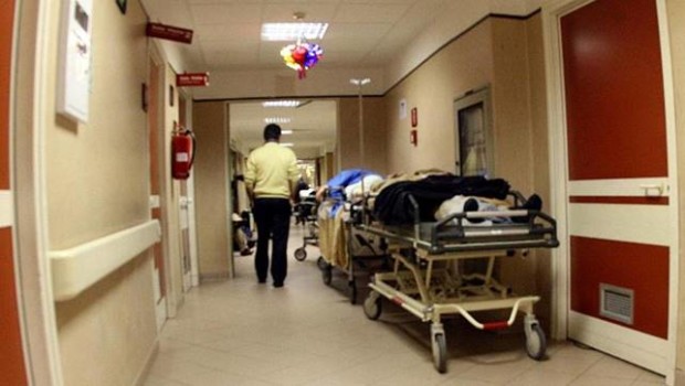 Caro Operai Contro, “Le infezioni in ospedale uccidono due volte di più degli incidenti stradali”.  E pensare che ci sono politici che vantano una sanità d’eccellenza! Lo Stato regala miliardi ai padroni per modernizzare gli impianti e licenziare operai. Lo Stato investe ingenti somme di denari nell’armamento militare preparandosi alla guerra. Lo Stato spende briciole per la sanità, tanto i padroni, i ricchi e gli strati agiati, possono curarsi privatamente. Per esami e visite al servizio sanitario, bisogna aspettare mesi di attesa. Per i costi dei tickets e delle medicine sono sempre più tanti i poveri, che non possono […]