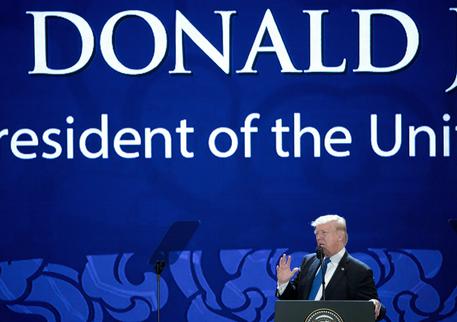 Redazione di operai contro, gli imperialisti USA faranno la guerra mondiale per difendere gli interessi economici dei loro padroni. Cioè per difendere i loro profitti Ha detto Trump, il dittatore USA, nel suo intervento all’Apec.”Non possiamo più tollerare e non tollereremo più barriere commerciali e pratiche inique“, Nessuno più “si prenderà vantaggi sul commercio con noi, metterò sempre davanti l’America” con negoziati “sempre su base bilaterale con chi vorrà”. Dal Vietnam Trump è tornato ad attaccare la Corea del Nord e le sue ambizioni nucleari: “non dobbiamo restare ostaggio delle fantasie contorte di un dittatore di conquista violenta e […]