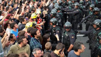 COMUNICATO DEL PARTITO OPERAIO Il parlamento catalano ha votato per l’indipendenza della Catalogna. La grande borghesia europea gli è saltata addosso. Dalla Germania al governo italiano le voci di condanna sono unanimi. Nessuna piccola nazione o popolo che è oppresso, può autodeterminare la propria indipendenza, per i padroni del mondo bisogna sottostare alle condizioni dello Stato oppressore, senza potersi separare e costituirsi in nazione indipendente. I grandi padroni di Spagna sono capaci di scatenare una guerra civile piuttosto che perdere il controllo diretto della ricca Catalogna. La grande borghesia che vive in Catalogna, per nessuna ragione vuole separarsi dai […]