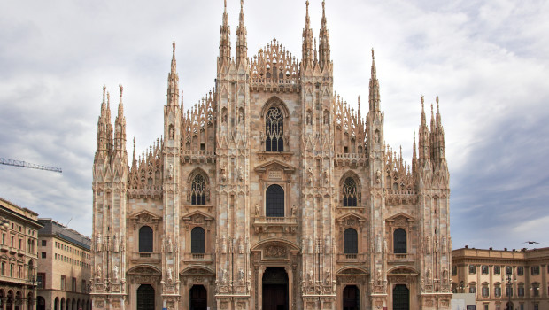 per il dibattito Un piccolo stop all’allegra finanza, alla speculazione immobiliare selvaggia, alla gentrification galoppante e alla militarizzazione dilagante Sorvolo pietosamente sulle patetiche dichiarazioni dei politicanti milanesi (Sala), lombardi (Maroni) e romani (Gentiloni). Devo dire che tutti quei signori hanno avuto una bella faccia di tolla, quando han proposto per l’ Ema (Agenzia europea per i medicinali) una località dove si respira come in una camera a gas e una città che, salvo il «quadrilatero della moda» (dove si respira l’arroganza dei ricchi), si sgretola nel vero senso della parola. Strade e marciapiedi son pieni di buche, quando non […]