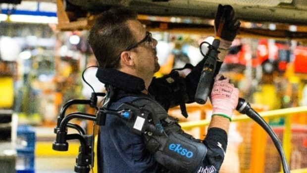 Redazione di operai contro, è risaputo da molti anni che lavorare sulle linee di montaggio è un lavoro usurante. Si è costretti a ripetere centinaia di volte gli stessi movimenti spesso tenendo le braccia alzate e la schiena curva Gli operai vengono distrutti. Non solo si distruggono braccia e schiene ma anche stomaco e nervi e cervello. Fino a quando gli operai sono più economici dei robot, i padroni ci utilizzano Ecco spiegato il motivo del perchè sulle line di monaggio hanno sempre mandato operai giovani Per costringere gli operai a ritmi maggiori con lo stesso salario negli USA […]