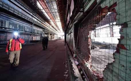 “Non voglio morire! Non voglio morire!”. Le grida degli operai della Thyssenkrupp, divorati dalle fiamme la notte tra il 5 e il 6 dicembre 2007, risuonano nitide nella registrazione della telefonata al 118. “C’è stato un incendio. Abbiamo cercato di spegnerlo: senza riuscirci, senza niente. I ragazzi sono bruciati”, urla chi chiama i soccorsi. Quei lamenti, quegli strilli di dolore, quelle richieste disperate d’aiuto sembrano riecheggiare ancora adesso nel capannone dello stabilimento siderurgico torinese. Da tre anni, in corso Regina 400, vanno avanti le operazioni di pulizia e di messa in sicurezza. Gli addetti ai lavori hanno lavato i […]