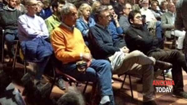 Caro Operai Contro, i maggiori Istituti di studio a tutela della salute hanno svolto le ricerche, ma la ragione dell’alto tasso di mortalità a Falconara Marittima, rimane un mistero. Invece della prevenzione e dei filtri contro l’inquinamento, sembra che il filtri siano stati messi per non fare chiarezza sulle reali ragioni dell’inspiegabile alta mortalità degli abitanti. Il Comitato Mal’Aria e l’Associazione Ondaverde Onlus, hanno organizzato l’assemblea con 200 partecipanti, avevano raccolto le firme contro ignoti per l’alta mortalità in città. Altre 100 firme sono state raccolte la sera dell’assemblea. Verranno portate al Prefetto come sollecito a fermare la moria […]