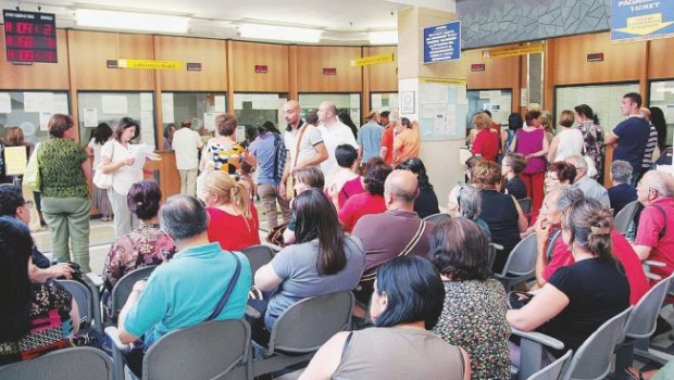 Caro Operai Contro, non bastano i 10,5 miliardi di euro tagliati al servizio sanitario nazionale tra il 2015 e il 2018, non bastano i 14,5 miliardi già tagliati tra il 2010 e il 2014. Mentre la sanità pubblica peggiora ovunque, in Lombardia sta spiccando un ulteriore salto, con la “riforma” voluta dalla Regione con a capo il leghista Maroni. Per ora la “riforma” riguarderà solo i malati cronici, ma potrebbe essere estesa a tutti. A 3,3 milioni di malati cronici Maroni vuole togliere il medico di famiglia, costringendoli a scegliersi un gestore che potrebbe essere un medico, oppure un […]