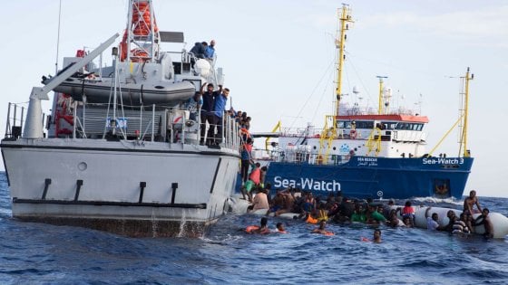 Redazione di Operai Contro, i mercenari libici, pagati e armati dalla borghesia italiana, passano all’attacco degli emigranti per catturarli, torturarli, quando è possibile chiedere un riscatto, altrimenti se sono scampati al mediterraneo non scampano alla “guardia Costiera Libica”. Questi sono i risultati della politica del Mazziere del Pd Minniti Un giovane Almeno cinque persone, tra le quali un bambino, sono morte nel naufragio di un gommone con a bordo migranti, avvenuto questa mattina nel Mediterraneo centrale. Un altro bambino sarebbe disperso. Ne dà notizia l’ong Sea Watch sul proprio profilo twitter, denunciando un comportamento “violento e sconsiderato” avuto nella […]