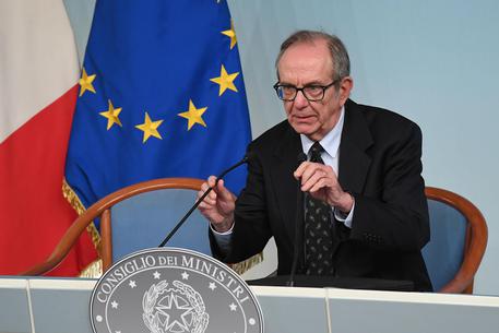 Redazione, Padoan comunica che nel 2019 saranno esonerati dall’aumento dell’età pensionabile a 67 anni 14600 lavoratori I 14600 avranno la fortuna di andare in pensione a 66 anni e 5 mesi. Tutti gli altri lavoratori vedranno crescere la loro età pensionabile. Il mostro vuol prendere per il culo i 14600 esonerati e tutti gli altri lavoratori Padoan prevede: ” per il primo anno un costo di 100 milioni e nel triennio fino al 2021 quasi 385 milioni. Nella tabella della relazione tecnica si stimano gli effetti fino al 2027 quando lo stop riguarderà 20.900 lavoratori per 166,2 milioni di […]