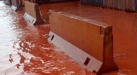 Caro Operai Contro, quando piove le strade di Taranto diventano canali con i veleni che colorano di rosso. l’acqua che ci scorre. La pioggia slava i veleni dell’Ilva ammassati nell’area della fabbrica e li trascina in giro per la città. Dentro l’Ilva gli operai sono direttamente a contatto con polveri, lavorazioni nocivi e processi produttivi ad alto rischio. Per gli abitanti di Taranto l’avvelenamento dell’ Ilva arriva non soltanto per l’aria inquinata dalle polveri, ma anche per i veleni che la pioggia trascina in città, quelli che non evaporano subito si depositano nei terreni, inquinandoli insieme alle polveri nell’aria […]