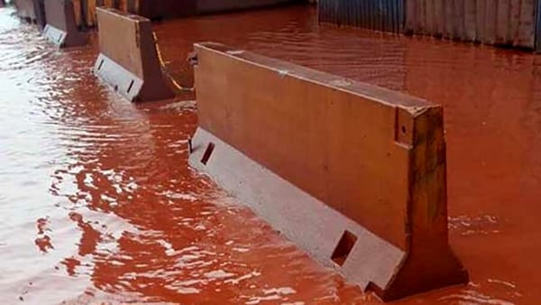 Caro Operai Contro, quando piove le strade di Taranto diventano canali con i veleni che colorano di rosso. l’acqua che ci scorre. La pioggia slava i veleni dell’Ilva ammassati nell’area della fabbrica e li trascina in giro per la città. Dentro l’Ilva gli operai sono direttamente a contatto con polveri, lavorazioni nocivi e processi produttivi ad alto rischio. Per gli abitanti di Taranto l’avvelenamento dell’ Ilva arriva non soltanto per l’aria inquinata dalle polveri, ma anche per i veleni che la pioggia trascina in città, quelli che non evaporano subito si depositano nei terreni, inquinandoli insieme alle polveri nell’aria […]