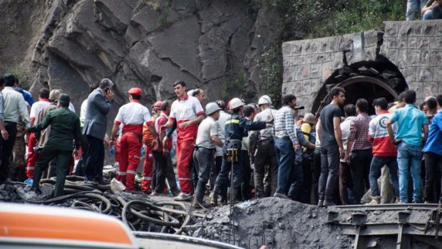 Redazione, 03/05/2017 c’è stata  una violenta esplosione in una miniera di carbone in Iran Diamo oggi la notizia perchè importante per gli operai Una violenta esplosione, poi il buio totale e la terra che ha sepolto decine di persone. Questo il racconto di alcuni testimoni su quanto accaduto nella miniera di carbone ad Azadshahr, nella provincia settentrionale dell’Iran. Il bilancio parla di 21 morti accertati. Ma sotto le macerie ci potrebbero essere oltre 50 operai intrappolati. Solo una ventina di loro è riuscito a salvarsi. Sul posto sono arrivate subito le autorità locali insieme agli uomini della Mezzaluna Rossa […]