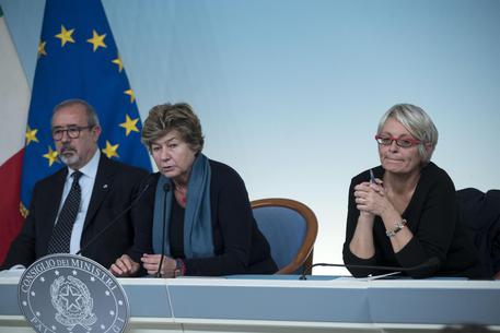 Redazione di Operai Contro, grazie ai dirigenti sindacali di CGIL-CISL-UIL siamo il paese con la più alta età pensionabile. Grazie ai dirigenti sindacali di CGIL-CISL-UIL i parassiti della politica e del sindacato hanno pensioni d’oro. Ora parassiti della politica e parassiti del sindacato fingono di contrattare In realtà seduti al tavolo contrattano la presa per il culo di operai, lavoratori e pensionati Solo la nostra rivolta può mettere fine ai tavoli dei parassiti Un operaio