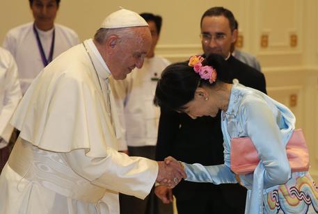 Redazione di operai contro, Francesco il papa dei cattolici romani è andato in Myanmar Ha stretto le mani di feroci assassini: come il premio Nobel per la pace Aung San Suu Ky. Francesco ha ripetuto il solito ritornello sulla pace e il rispetto Intanto soldati e politici massacrano la minoranza etnica dei musulmani “rohingya” Francesco ha dato la patente di democratici a questi feroci assassini Del restoi papi di Roma hanno una lunga storia di strette di mano agli assassini un operaio  