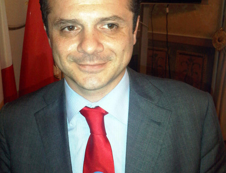 Redazione, hamnno arrestato un neodeputato siciliano. Se la magistratura funzionasse dovrebbero arrestare almeno il 50% degli eletti. Un ex operaio della fiat di Termini imerese I carabinieri e la Guardia di Finanza, in esecuzione di un provvedimento cautelare emesso dal gip del Tribunale di Messina a conclusione di indagini coordinate dalla Procura di Messina, hanno posto agli arresti domiciliari il neo deputato regionale Cateno De Luca e il presidente della Fenapi (federazione piccoli imprenditori) Carmelo Satta, in qualità di promotori di un’associazione per delinquere finalizzata alla realizzazione di una rilevante evasione fiscale di circa un milione 750 mila euro. […]