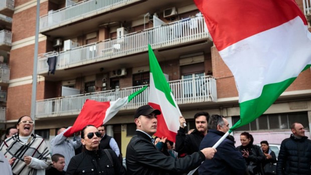 Redazione, Solo il 36,15% degli aventi diritto è  andato a votare per le tanto attese elezioni municipali di Ostia. Un calo drastico dell’affluenza di ben 20 punti rispetto alle comunali del 2016, quando gli elettori alle urne furono oltre il 56%. Sul totale dei 185.661 aventi diritto nelle 183 sezioni allestite hanno votato in 67.125. Le elezioni sono un affare privato dei parassiti della politica e delle loro famiglie Gli operai devono liberarsi Un giovane disoccupato Nella foto un presidio di casa Pound