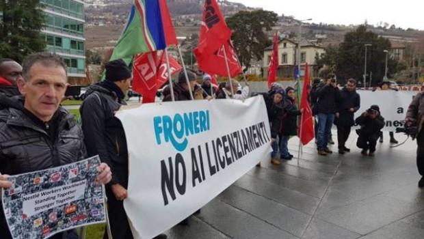 Caro Operai Contro, gli operai della Froneri di Parma hanno manifestato e poi presidiato a Vevey in Svizzera davanti alla sede della casa madre Nestlè, ribadendo “la loro determinazione nel lottare per evitare i licenziamenti”. In solidarietà agli operai della Froneri, hanno partecipato anche delegazioni operaie provenienti dagli stabilimenti Nestlé in Germania e in Svizzera. La concreta solidarietà alla lotta dagli operai di altri paesi è un fatto molto importante. Un segnale significativo se si considera che anche lo sciopero degli operai Amazon in Italia di pochi giorni fa, ha avuto il sostegno degli operai Amazon in Germania, che […]