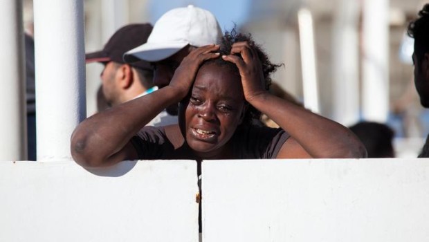 Redazione di Operai Contro, il mazziere Minniti ha dato soldi alle bande criminali libiche. Sono aumentati solo i morti. Minniti doveva fermare i migranti.Sono aumentati i morti. Ennesimo sbarco di migranti a Salerno, ma stavolta a bordo della nave spagnola Cantabria appena giunta al molo ci sono ben 26 cadaveri di donne. “Una tragedia dell’umanità – dice il prefetto di Salerno, Salvatore Malfi – credo che la procura si attiverà da subito per valutare se possa trattarsi di altrettanti omicidi”. Sulla nave viaggiano circa 400 migranti. Il pm Masini salirà sulla nave con i medici legali per valutare se […]