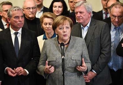 Redazione, le elezioni dei padroni sono in fallimento In Germania i partiti non riescono a formare un governo. Molto probabilmente dovranno fingere di tornare a votare Ad Ostia, al ballotaggio, hanno vinto ancora gli astensionisti con una percentuale più alta Cinguettano i  giornali dei padroni “A Ostia trionfano i 5 stelle, nel primo Municipio di Roma commissariato per mafia. Il centrodestra fallisce ‘l’avviso di sfratto’ – come l’aveva definito – a Virginia Raggi, che esce rafforzata dal primo test indiretto sul suo mandato a un anno e mezzo dall’elezione. Ginguettano i 5Stelle, il partito dei padroni onesti, “I romani […]